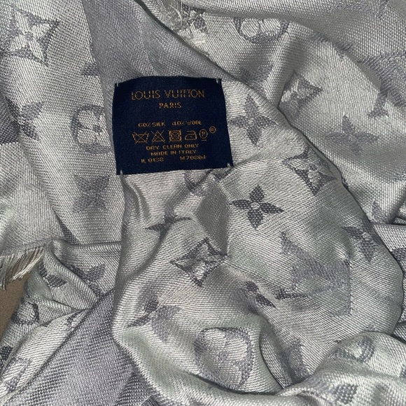 Louis Vuitton monogram shawl (scarf) - Picture 2 of 8